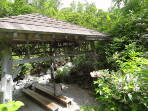屋根の下に看板